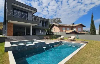 Sobrado de alto padrão com um acabamento fino e elegante no condomínio porto atibaia
