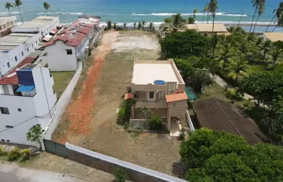 Terreno pé na areia -  frente da piscina naturais -  da praia do pirui