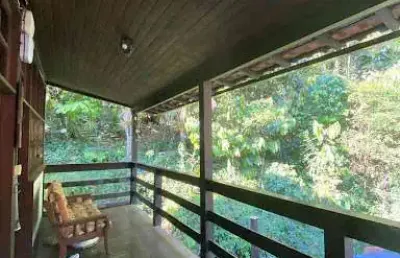 Terreno de 2057 m² com duas casas grandes à venda, por r$ 1.600.000 - sape - niterói/rj