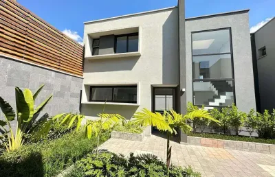 Casa em condomínio para venda com 4 quartos, sendo 4 suítes, 401.12m²