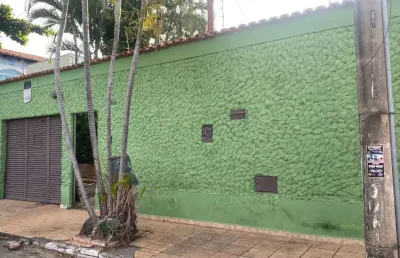 Casa com 4 suítes e quintal amplo para alugar em goiânia