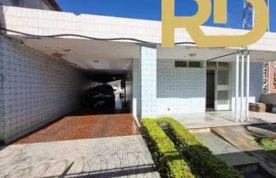 Casa 3 quartos, com 1 barracão e 1 kitnet no bairro paraíso.