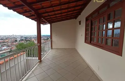 Casa de 03 pavimentos no bairro paraíso com uma linda vista da cidade e barracão nos fundos