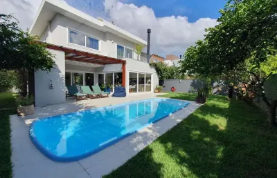 Casa de 3 suítes em condomínio fechado, localizada no rio tavares - florianópolis/sc