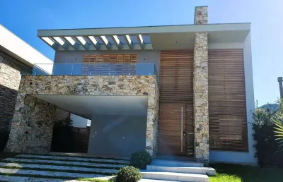 Linda casa, em loteamento planejado de alto padrão na lagoa da conceição - florianópolis/sc