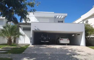Casa de 3 quartos em condomínio fechado, localizada no rio tavares - florianópolis/sc