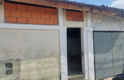 Vende casa em jordanesia bem localizada, a casa tem  2 dormitórios