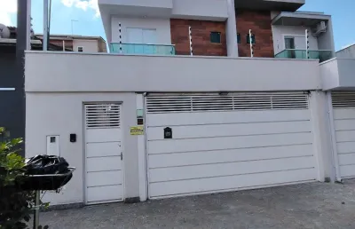 Aluga-se uma excelente casa de 3 quartos sendo uma suíte no portal dos ipes