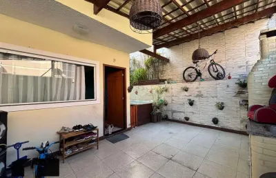 Casa com piscina e área gourmet em pequeno condomínio