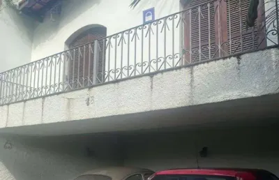 Casa assobradada no arborizado bairro jardim adalgisa