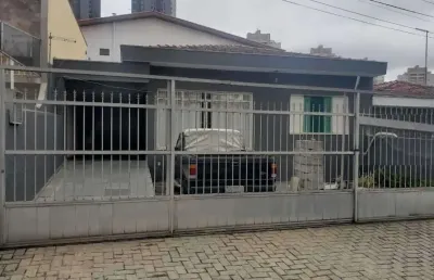 Casa terrea  com 2 dormitorios, sala 2 ambientes, copa e cozinha, wc social, quintal, lavanderia,  5 vagas de garagem.