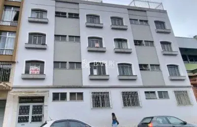 Centro, quarto e sala todo reformado, um lance de escadas, excelente localização.