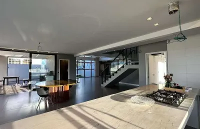 Casa à venda com 657m², 5 suítes, armários planejados,  1 escritório, 1 sala kids, cozinha integrad