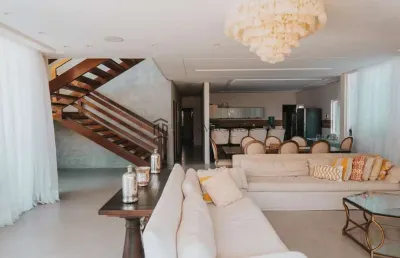 Belíssima casa, com 600m², 09 suítes, com varanda, sala para 02 ambientes distribuídos confortavelm
