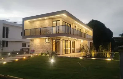 Casa  terra perla venata,  mobiliada com área total de 627 m2 e 370m² de área construída, 4 suítes