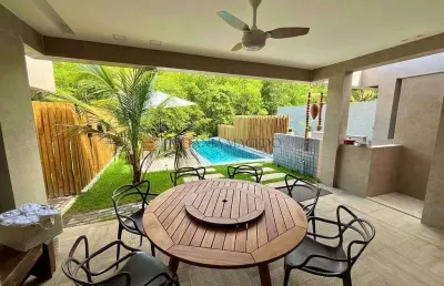 Casa à venda com  350m² de área total e em torno de  175m² de área construída, com 5 quartos sendo
