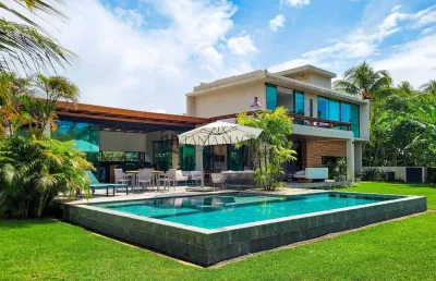 Casa à venda com área total de 720m² e 450m² de área construída, 4 suítes rooftop com vista mar. se