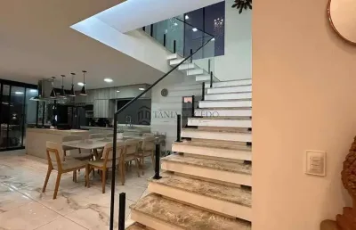 Casa à venda com 298m², 04 dormitórios, sendo 01 suíte master com closet, varanda, escritório, 2 va