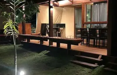 Flat à venda com 85m2, 2 dormitórios, sendo 1 suíte, sala, cozinha, área de serviço e deck externo