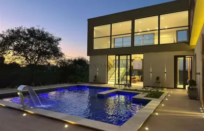Casa à venda com 311m², com 5 suítes, salas amplas, wc social, cozinha, piscina, cruzeiro, gravatá,