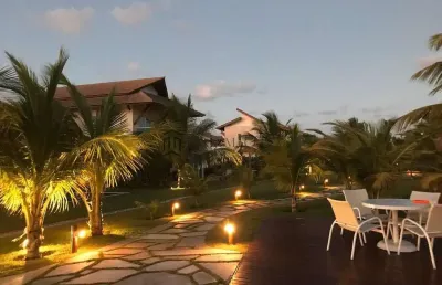 Casa à venda com 267m², 5 suítes, varanda, salas amplas, lavabo, piscina, 4 vagas, muro alto, ipoju