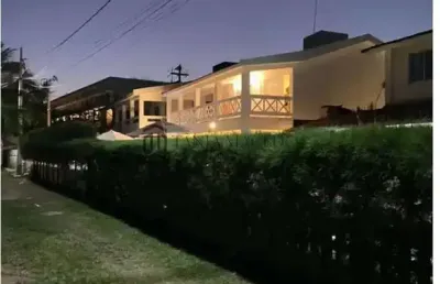 Linda casa em condominio, à venda toda mobiliada 5 dormitórios, 384m² de área construida, com pisci