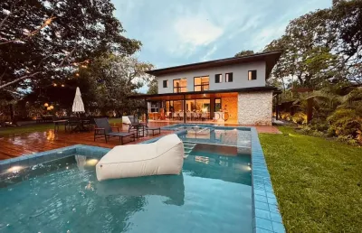 Linda casa no condominio torquatro, casa à venda, 5 suites, closet e acabamento moderno aldeia dos