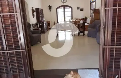 Casa linear à venda – amplo terreno e localização privilegiada em piratininga/niterói