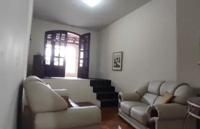 Casa bairro santa mônica. cód. k233. 90 m². quintal e jardim. usina fotovoltaica (12 placas ).