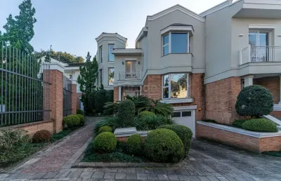 Casa em condomínio fechado com 4 quartos à venda na rua de la grange, 200, três figueiras, porto alegre por r$ 4.000.000