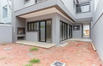 Casa nova, com 323,00m² construídos, garagem para 5 carros, terraço com churrasqueira;