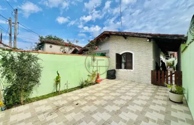 Casa no canto do forte com espaço gourmet e piscina