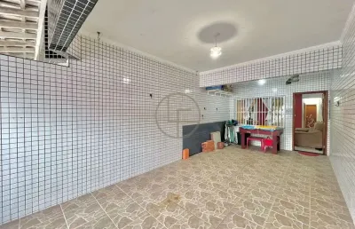Sobrado geminado com ótima localização no canto do forte