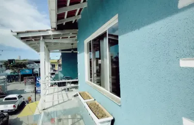 Aceito permuta por imóveis ou vendo lindo imóvel c/ 2 pavimentos c/ 1 linda e ampla residência c/ 2 salas comerciais e 3 quitinetes