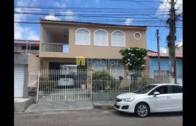 Casa grande, com 02 pavimentos e bem localizada. ideal para moradia, e ou empresas.