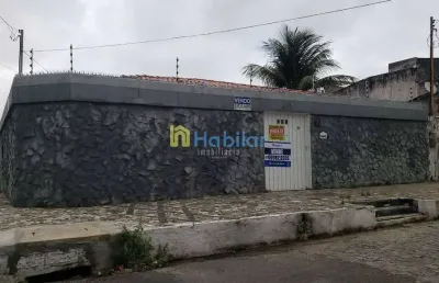 Casa à venda com 3/4 sendo 1 suíte , sala ampla, cozinha, wc social e dois kitnets na parte inferio