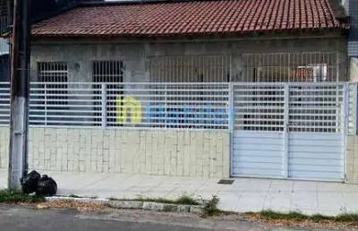 Casa à venda no bairro  suíssa, 3/4 sendo 1 suíte, varanda e garagem para 3 carros.