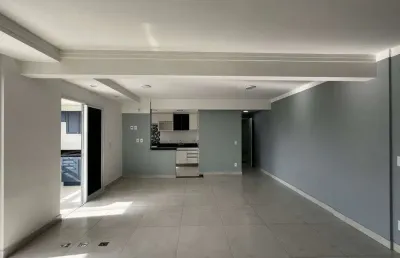 Espaçoso apartamento com 2 dormitórios, sendo 1 suíte e 3 vagas de garagem