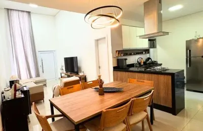 Casa com suíte, closet e quintal no condomínio jardim guarujá em salto/sp