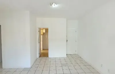 Apartamento 3 quartos, suíte, varanda, armários, condomínio fechado!
