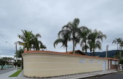 Linda casa, bem localizada de esquina perto da praia