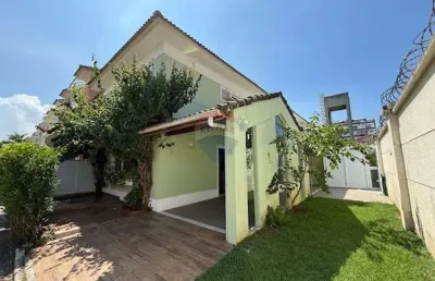 Casa a venda com 3 quartos (1 suite) 107m², reformado a 5 minutos da praia do recreio.