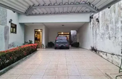 Procurando casa para residência ou ponto comercial em área nobre no bairro de candelária?!