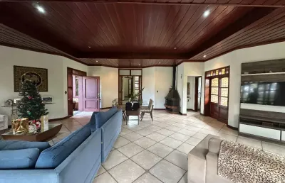 Linda casa com 4 suítes e piscina - condomínio quinta das flores