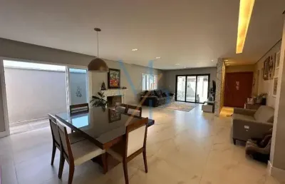 Linda casa com 4 quartos e 5 banheiros no jardim colinas