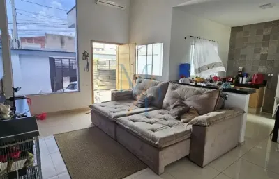 Linda casa no jardim portugal com dois dormitórios e uma suíte.