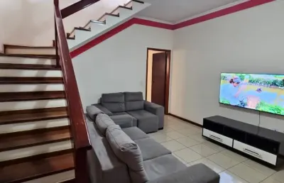 Linda casa com 2 suítes e churrasqueira em rua tranquila - ótima localização, comércios nas proximidades
