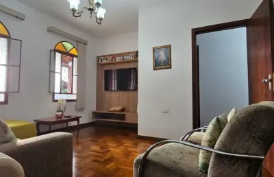 Linda casa com 3 dormitórios sendo 1 suíte - ótima localização, próximo de comércios no bosque dos eucaliptos