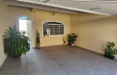 Linda casa com churrasqueira e quartos com sacadas, no bosque dos eucaliptos - ótima localização, tendo variedades de comércios e ficando próximo ao sesi