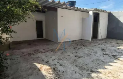 Linda casa com 4 quartos em rua sem saída - ótima localização, ficando próxima a o pico do açaí, comércios e áreas verdes.